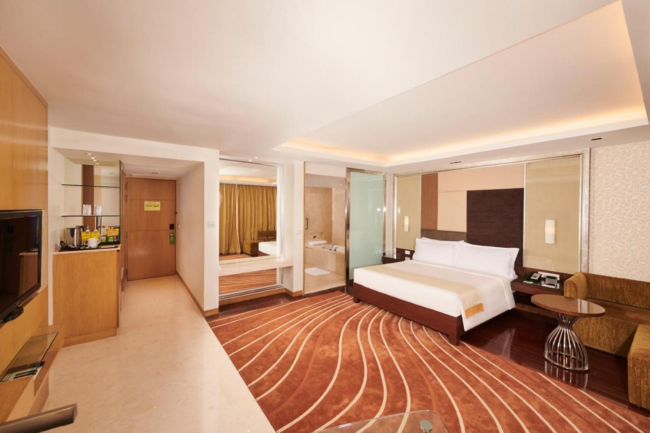 Holiday Inn Mumbai International Airport By Ihg Екстериор снимка Suite at the Taj Mahal Palace, Mumbai