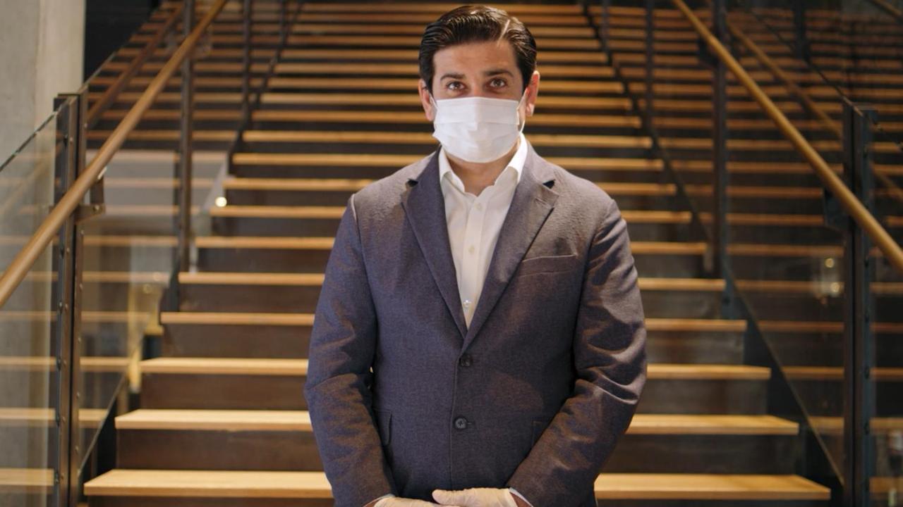 Holiday Inn Mumbai International Airport By Ihg Екстериор снимка A hotel employee wearing a face mask