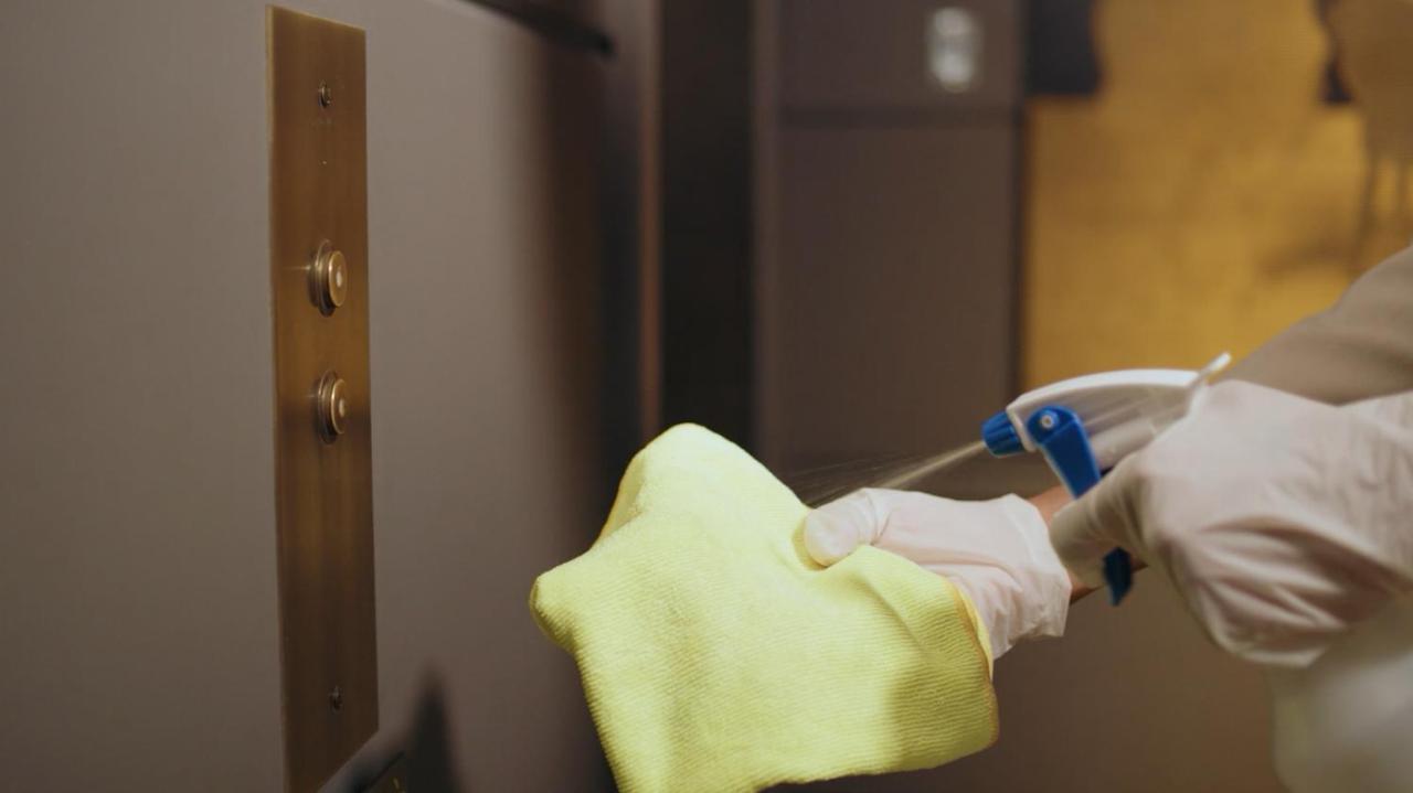 Holiday Inn Mumbai International Airport By Ihg Екстериор снимка Disinfection of elevator buttons