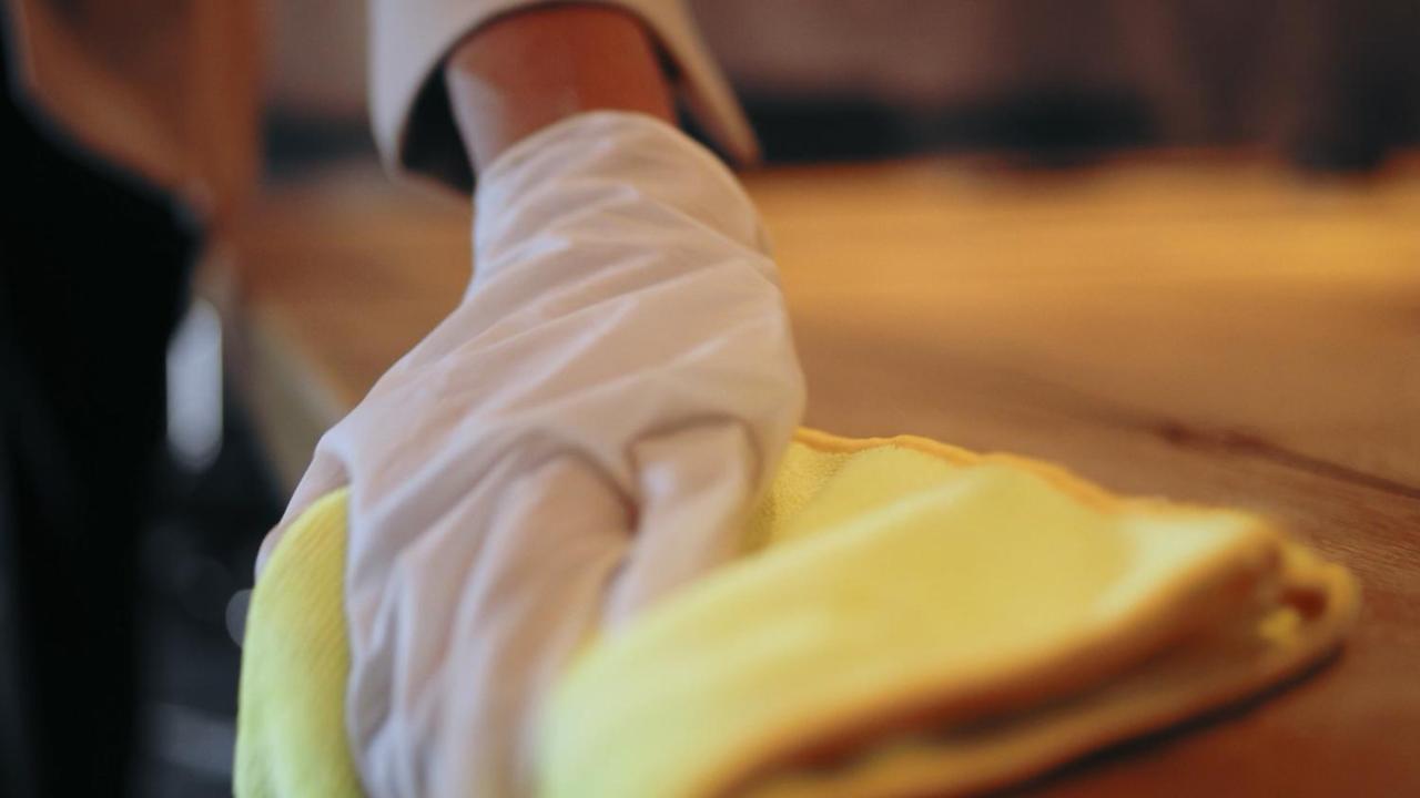 Holiday Inn Mumbai International Airport By Ihg Екстериор снимка A person receiving a shiatsu massage