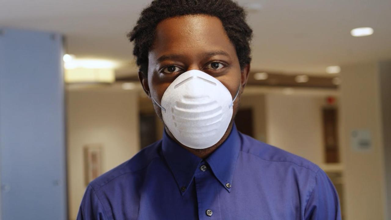 Holiday Inn Mumbai International Airport By Ihg Екстериор снимка A man wearing a N95 respirator