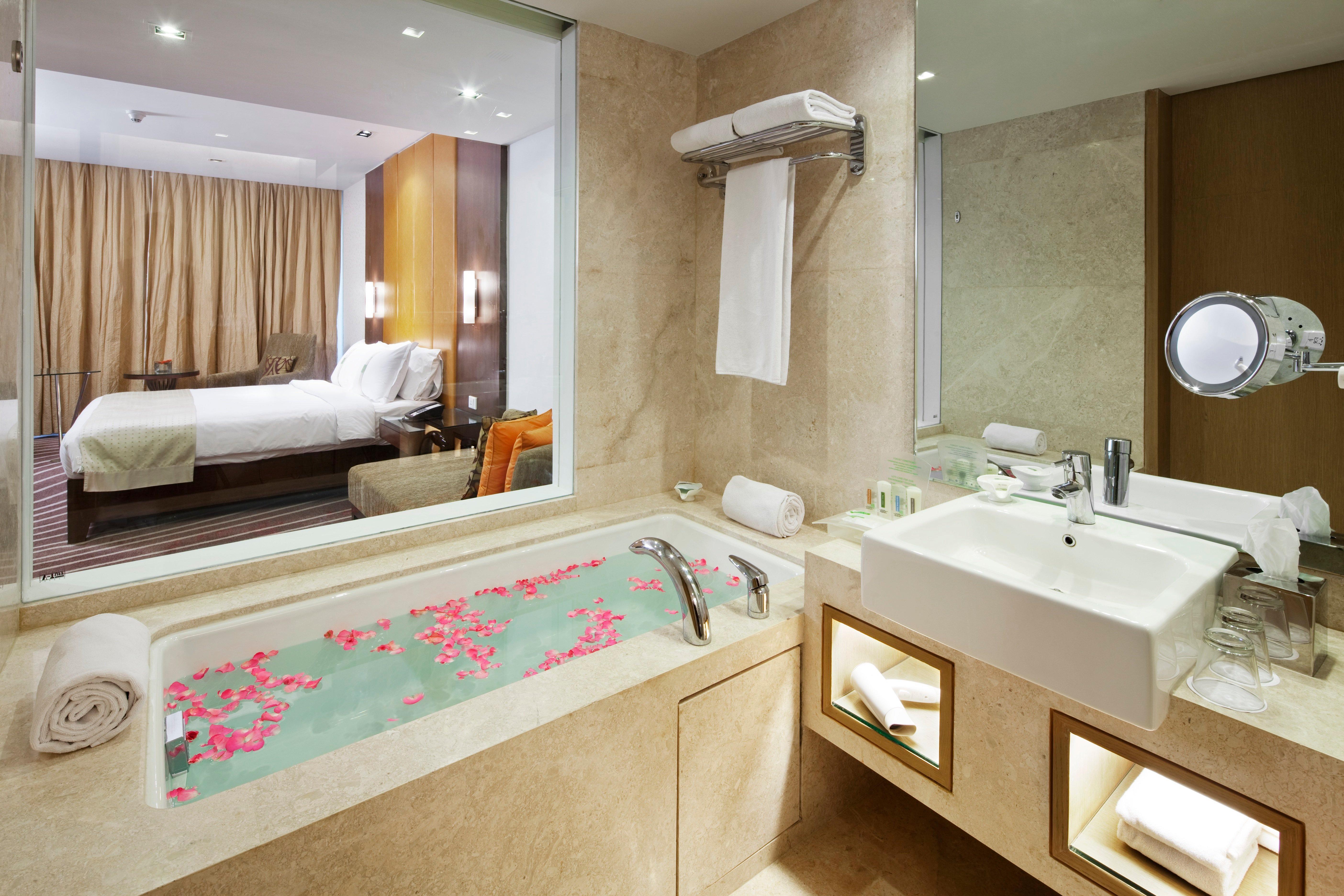Holiday Inn Mumbai International Airport By Ihg Екстериор снимка A bathroom in a hotel