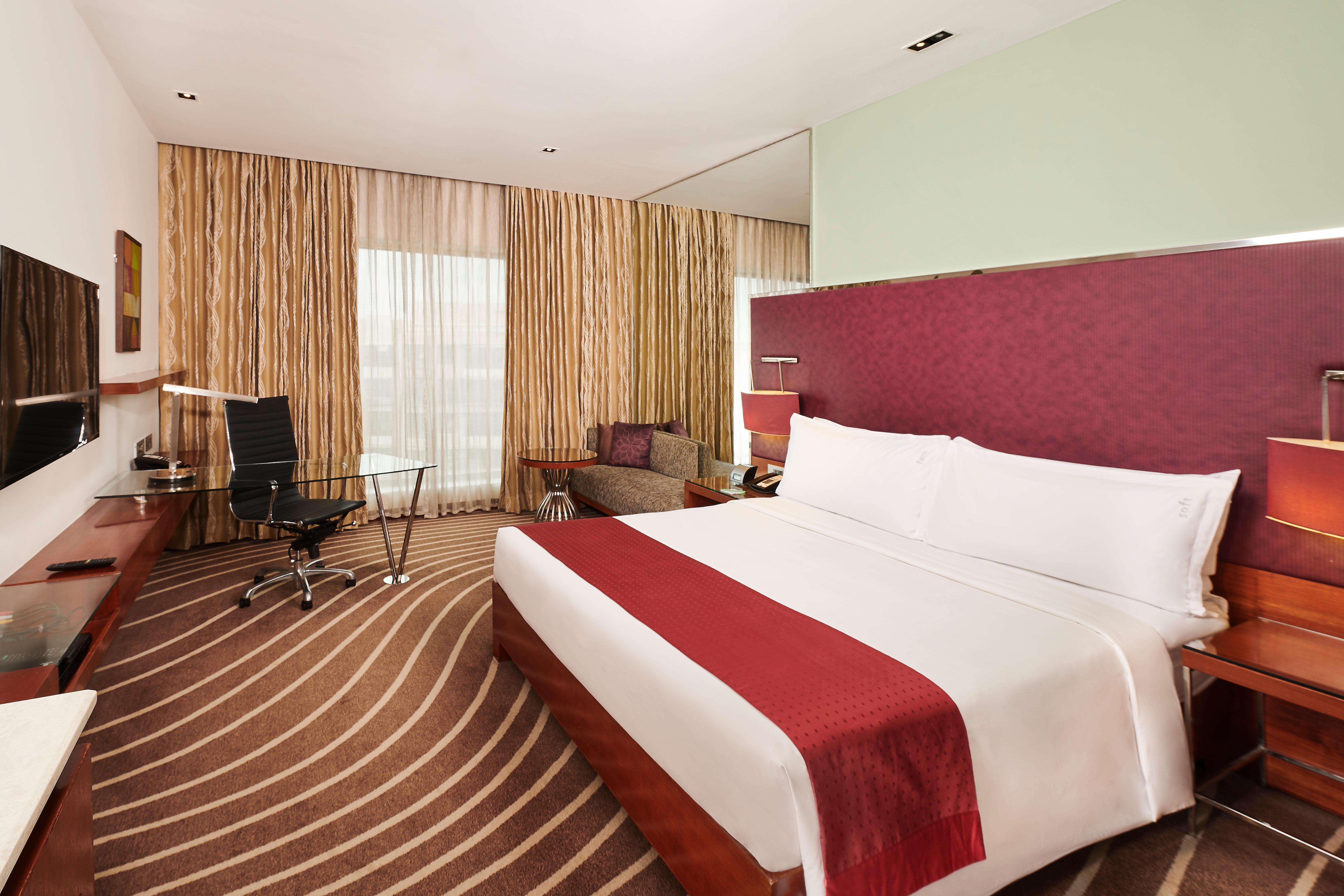 Holiday Inn Mumbai International Airport By Ihg Екстериор снимка A room at the Crowne Plaza Hotel, Hyderabad