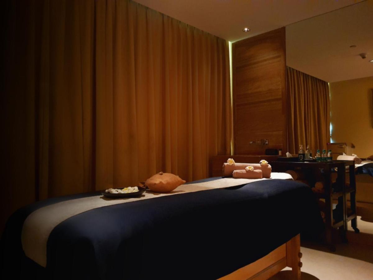 Holiday Inn Mumbai International Airport By Ihg Екстериор снимка A massage bed