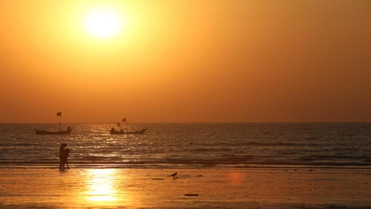 Holiday Inn Mumbai International Airport By Ihg Екстериор снимка Sunset at the beach