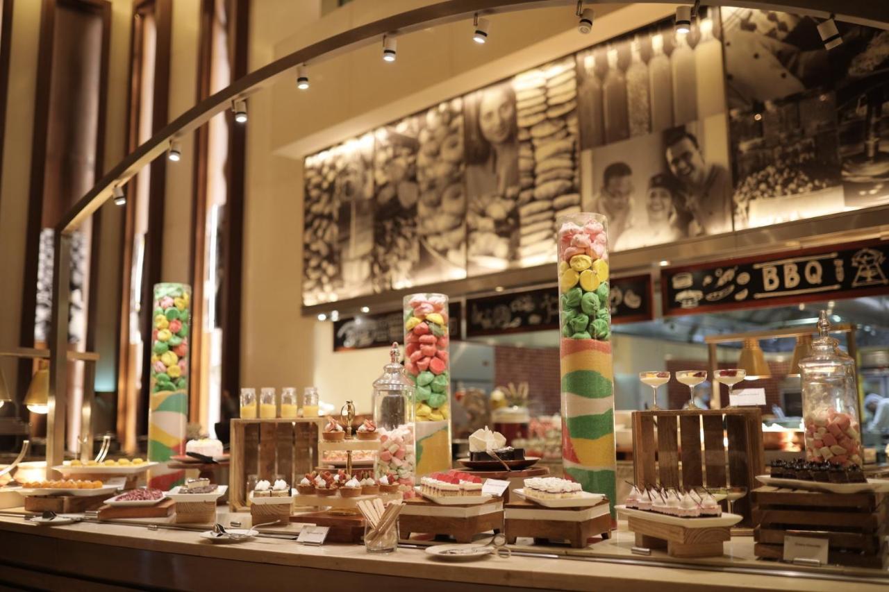 Holiday Inn Mumbai International Airport By Ihg Екстериор снимка The buffet at the lobby