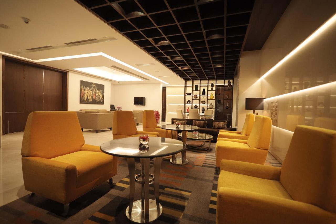 Holiday Inn Mumbai International Airport By Ihg Екстериор снимка The lounge at the airport