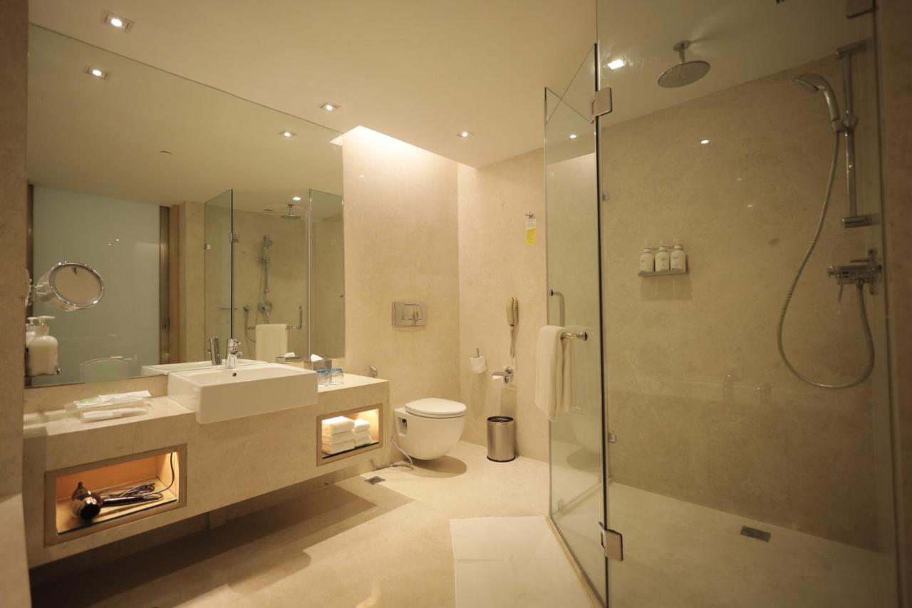 Holiday Inn Mumbai International Airport By Ihg Екстериор снимка A modern bathroom