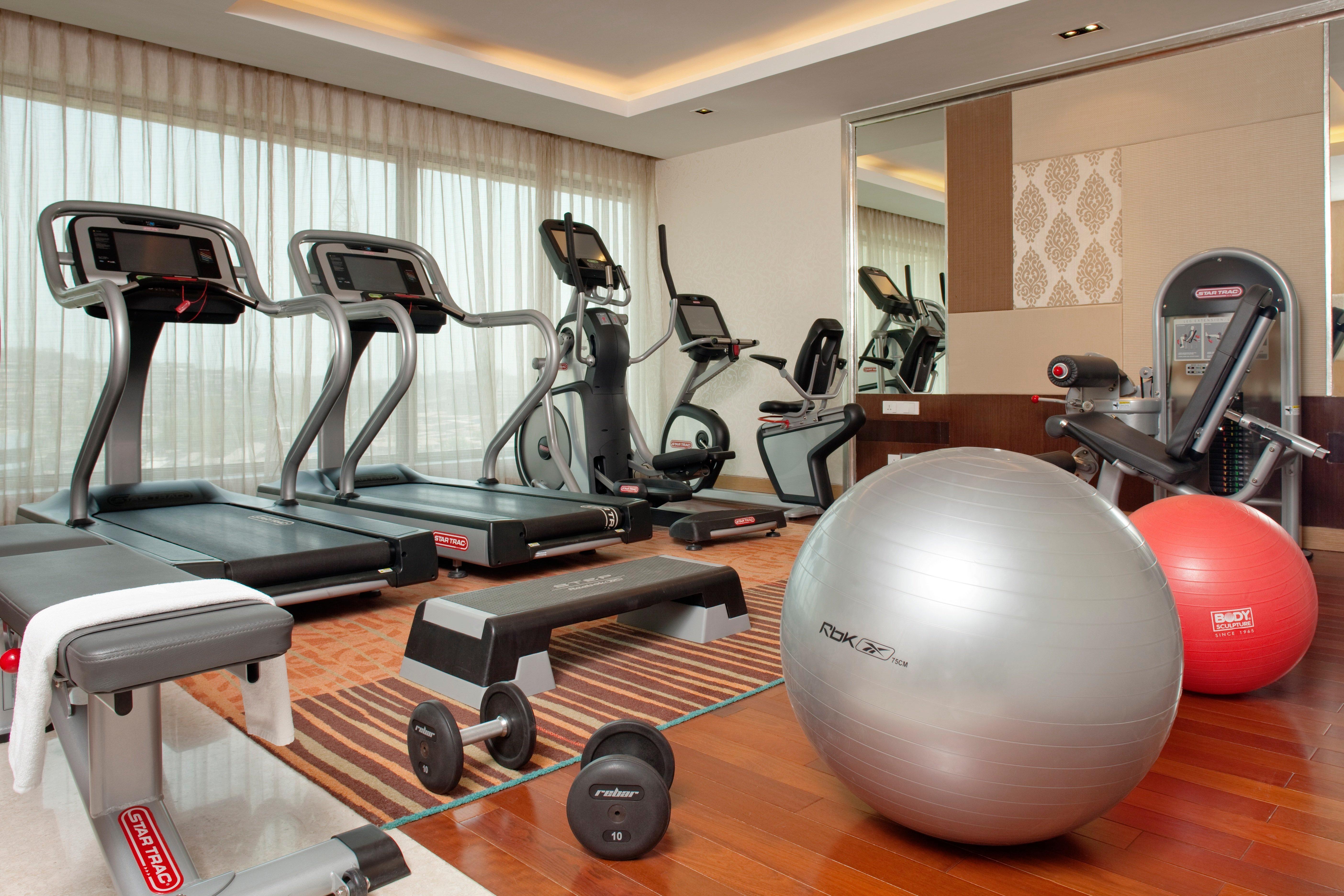 Holiday Inn Mumbai International Airport By Ihg Екстериор снимка A gym at a hotel