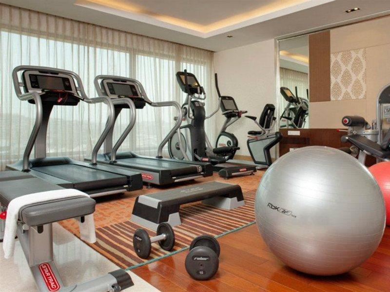 Holiday Inn Mumbai International Airport By Ihg Екстериор снимка A gym at a hotel