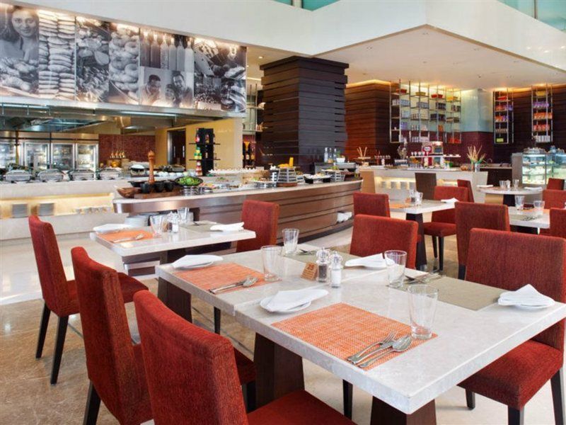 Holiday Inn Mumbai International Airport By Ihg Екстериор снимка The restaurant